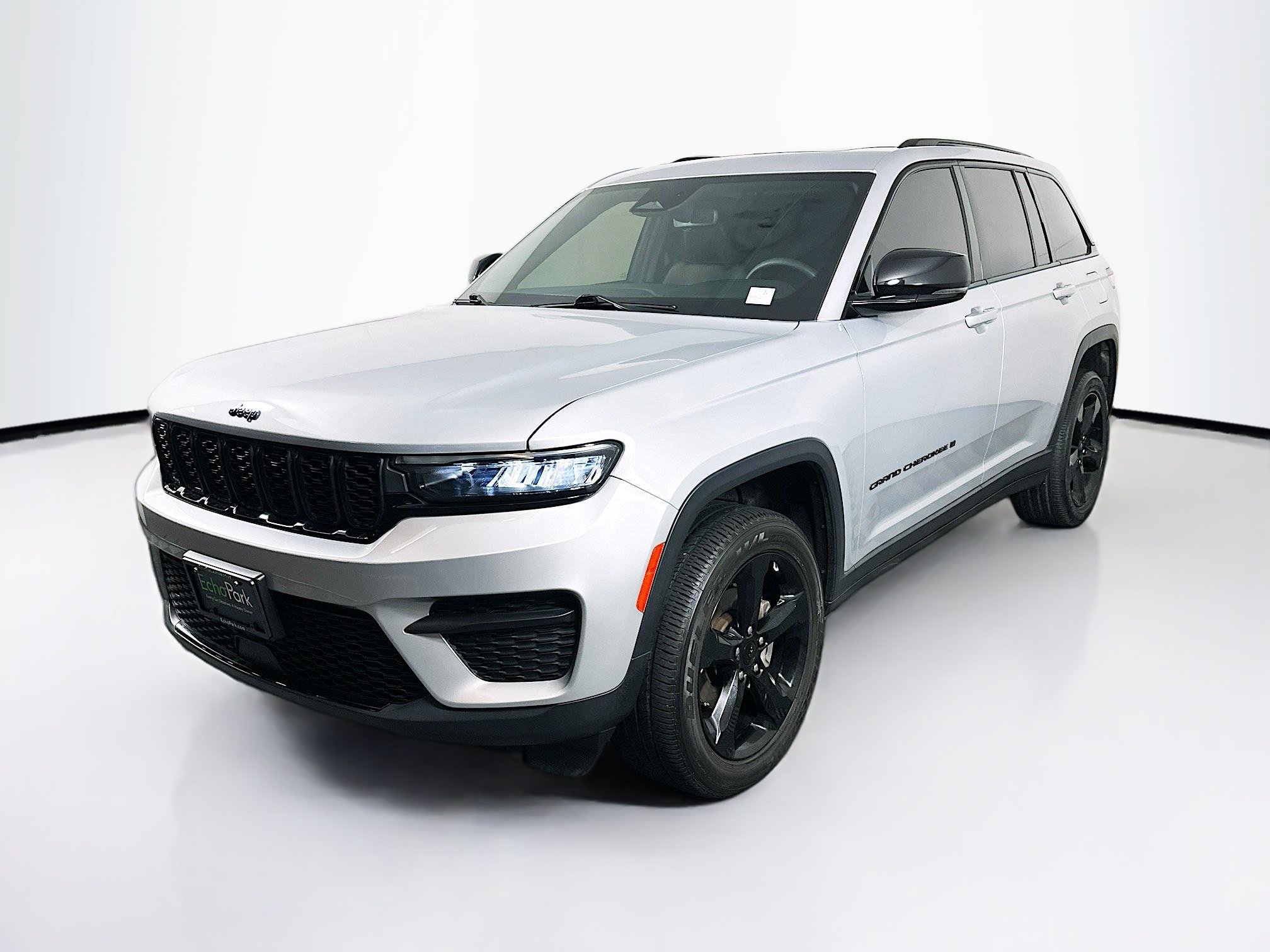 Used 2023 Jeep Grand Cherokee Altitude AWD/4WD image 3