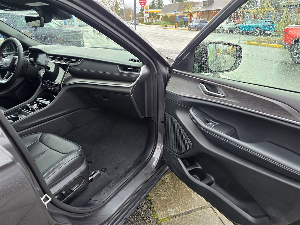 Used 2024 Jeep Grand Cherokee L Limited w/ Luxury Tech Group II image 11