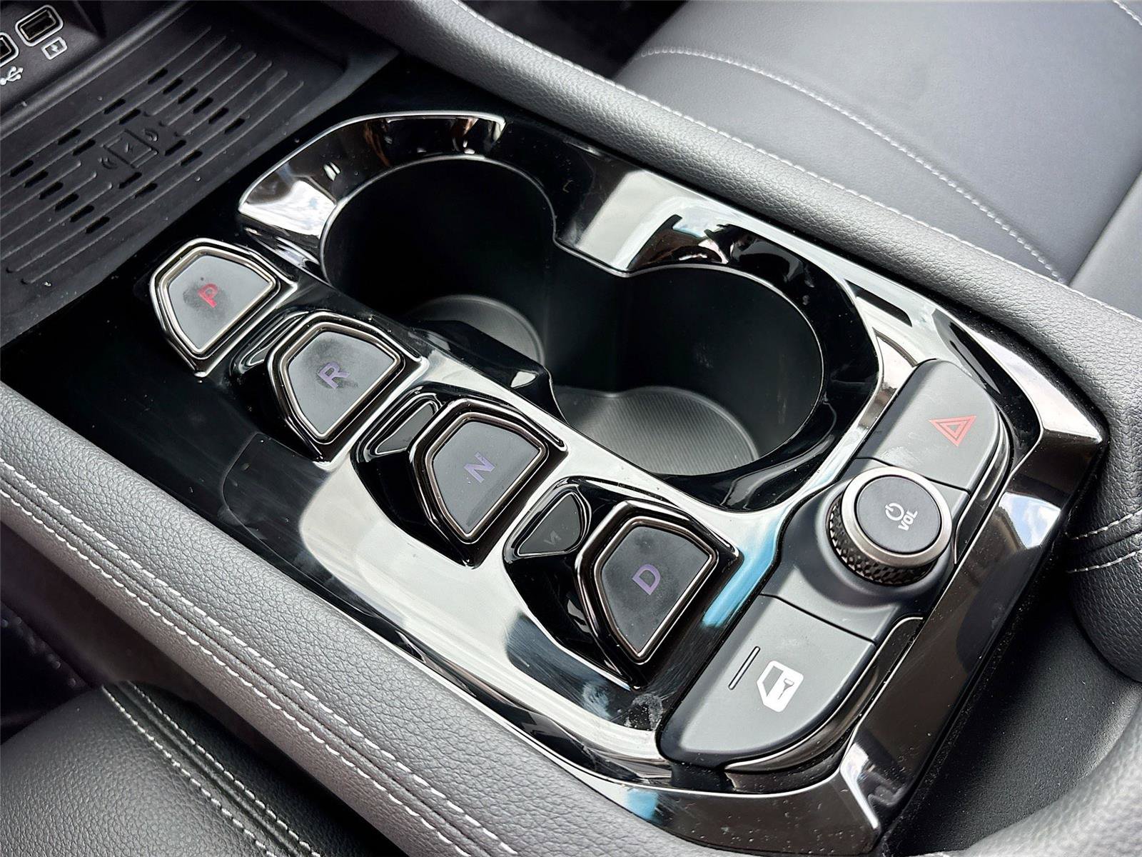 New 2025 VinFast VF 8 Eco AWD/4WD image 16