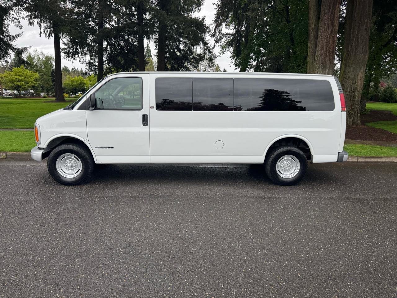 Used 2000 GMC Savana 3500 Extended Passenger image 2