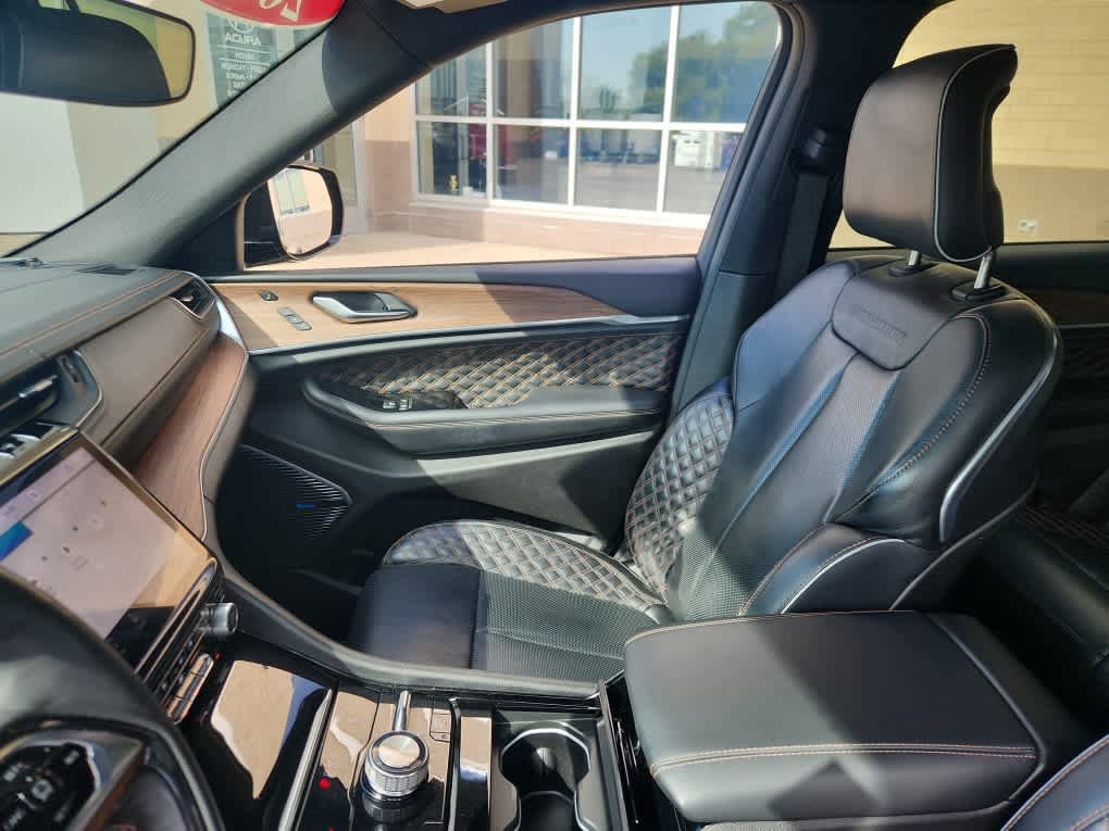 Used 2022 Jeep Grand Cherokee Summit AWD/4WD image 10