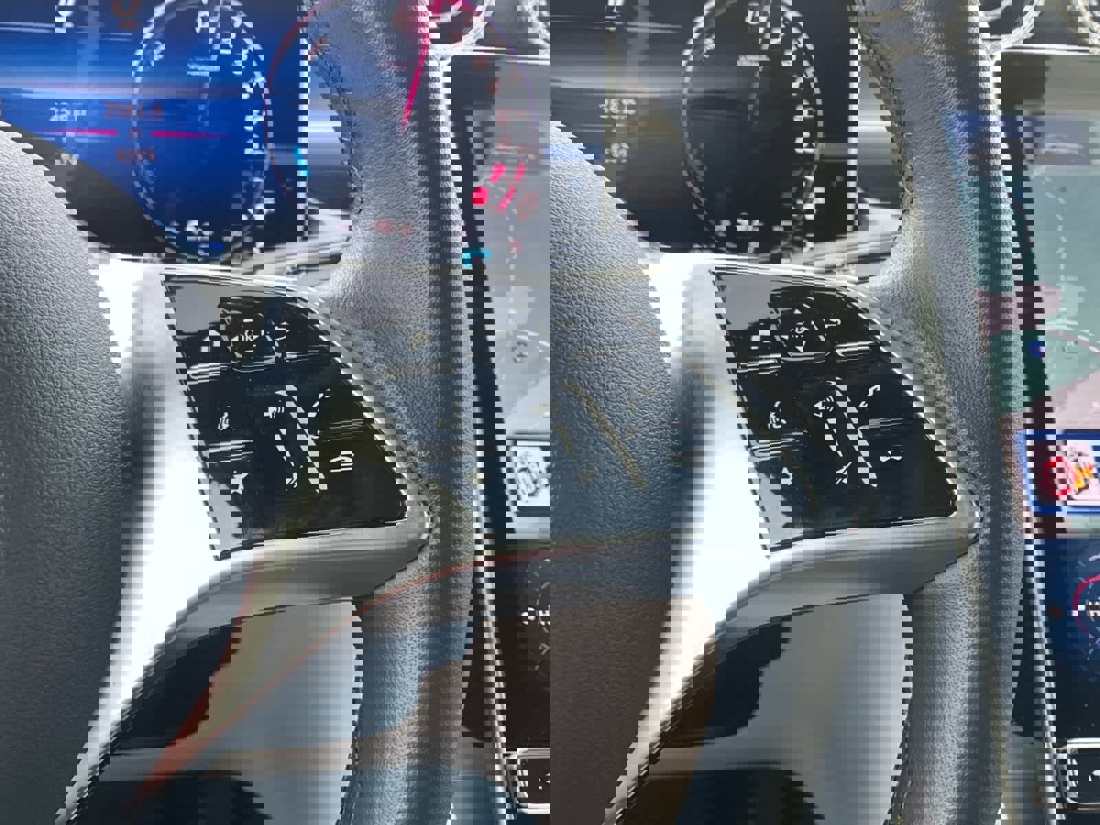 Used 2025 Mercedes-Benz GLC 350e 4MATIC image 22