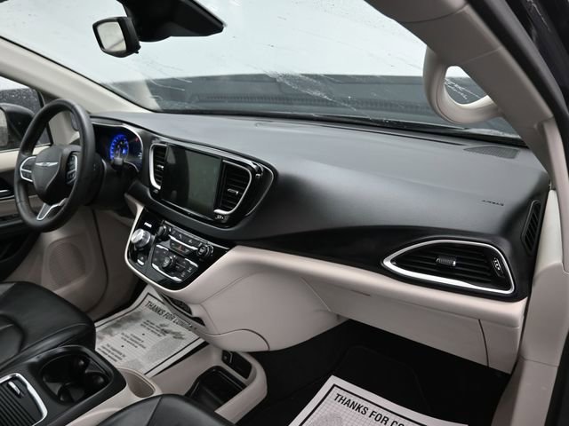 Used 2023 Chrysler Pacifica Touring-L image 11