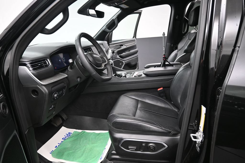 Used 2024 Jeep Wagoneer Series III AWD/4WD image 17