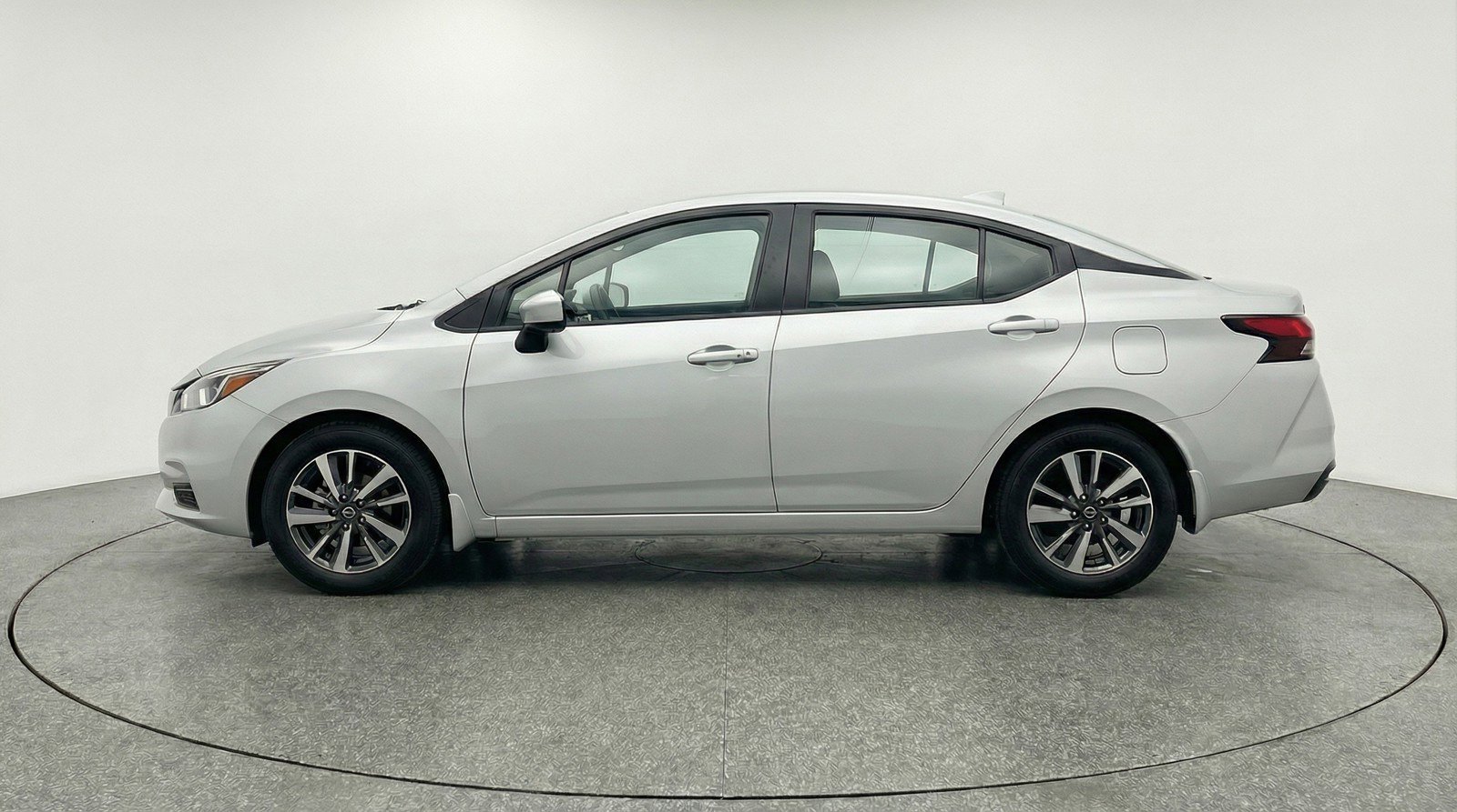 Used 2025 Nissan Versa SV image 5