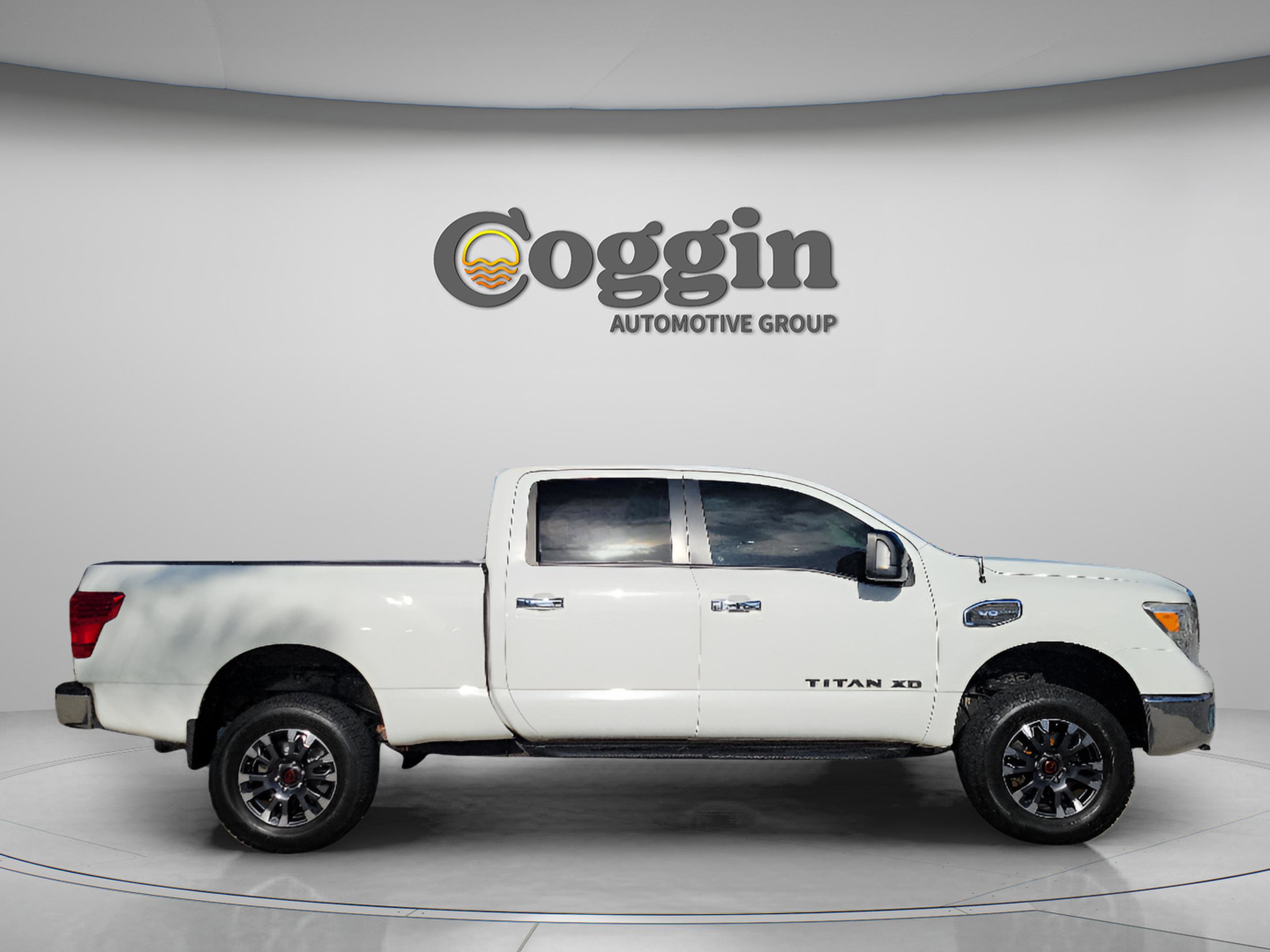 Used 2017 Nissan Titan SV image 5