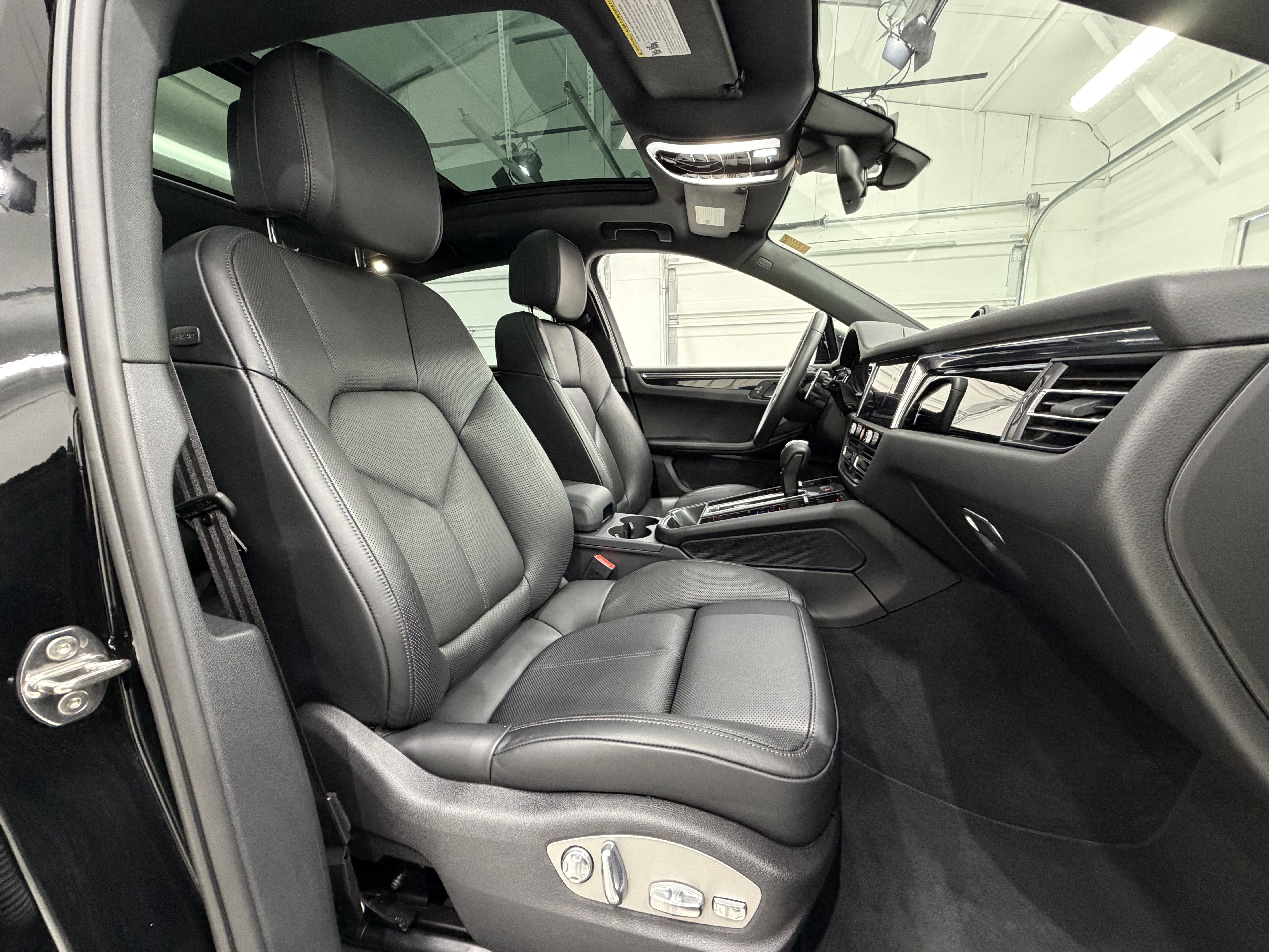 Certified 2025 Porsche Macan AWD/4WD image 23
