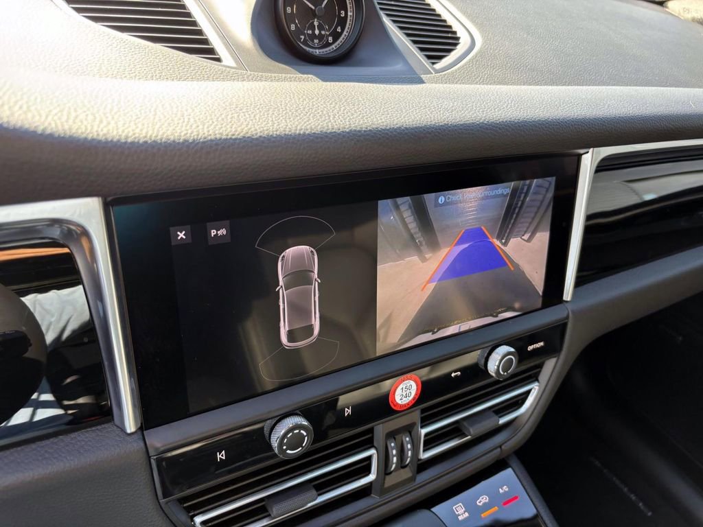 Certified 2025 Porsche Macan image 35