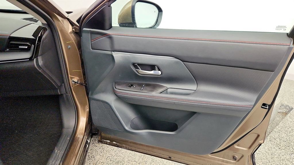 Used 2025 Nissan Kicks SR w/ SR Premium Package AWD/4WD image 27
