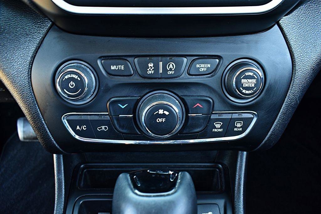 Used 2019 Jeep Cherokee Latitude Plus FWD image 32