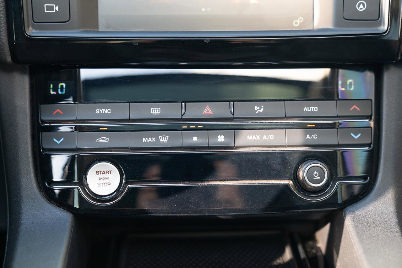 Used 2017 Jaguar F-PACE Premium image 34