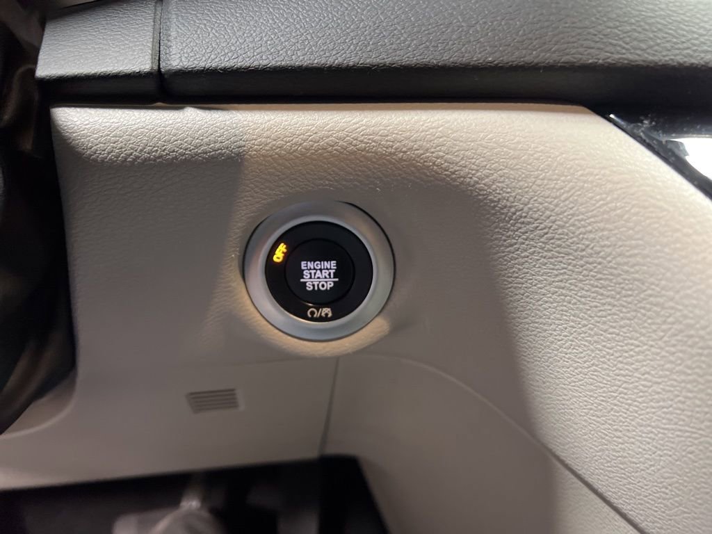 Used 2023 Chrysler Pacifica Touring-L image 27