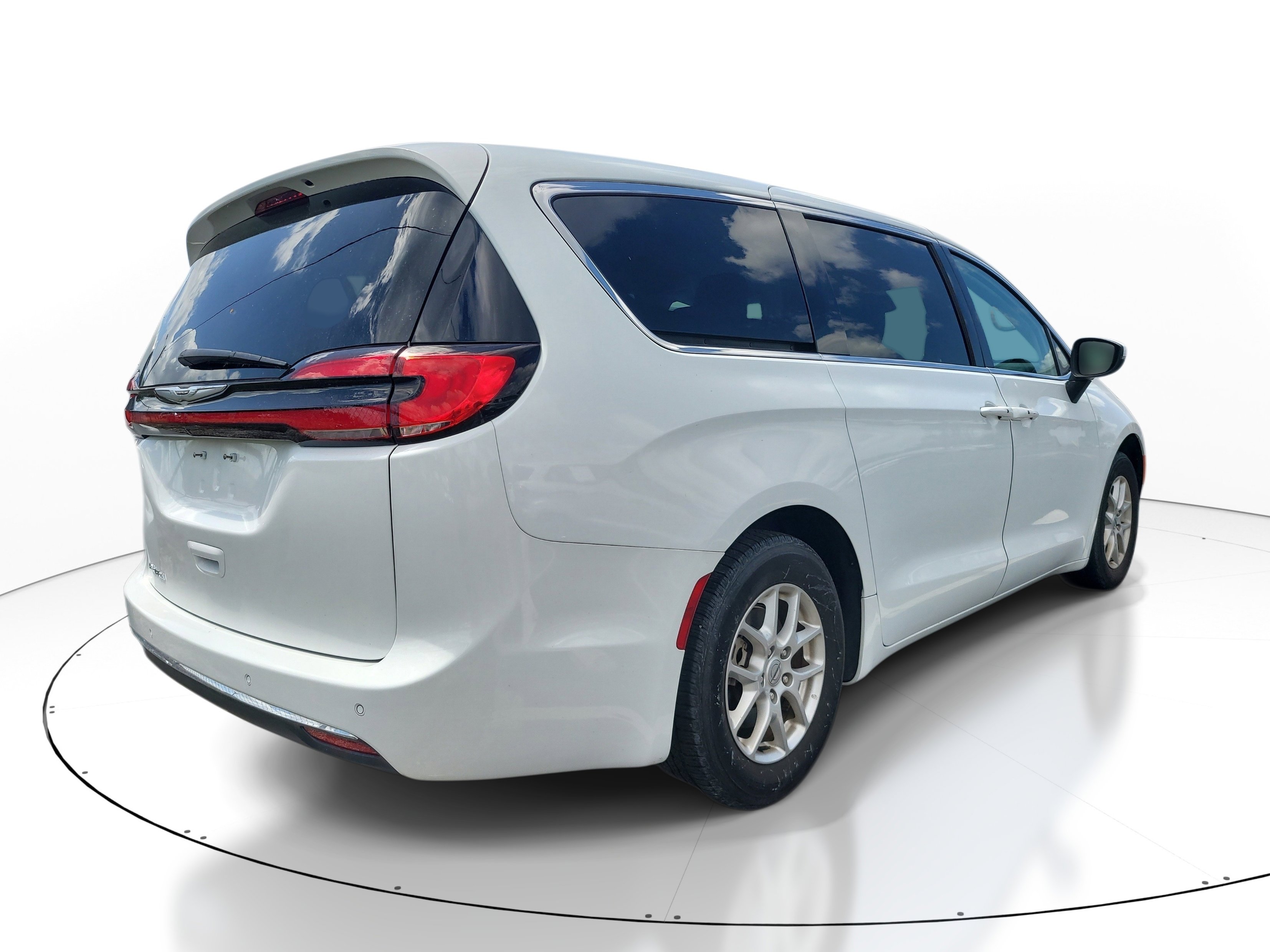 Used 2023 Chrysler Pacifica Touring-L image 4