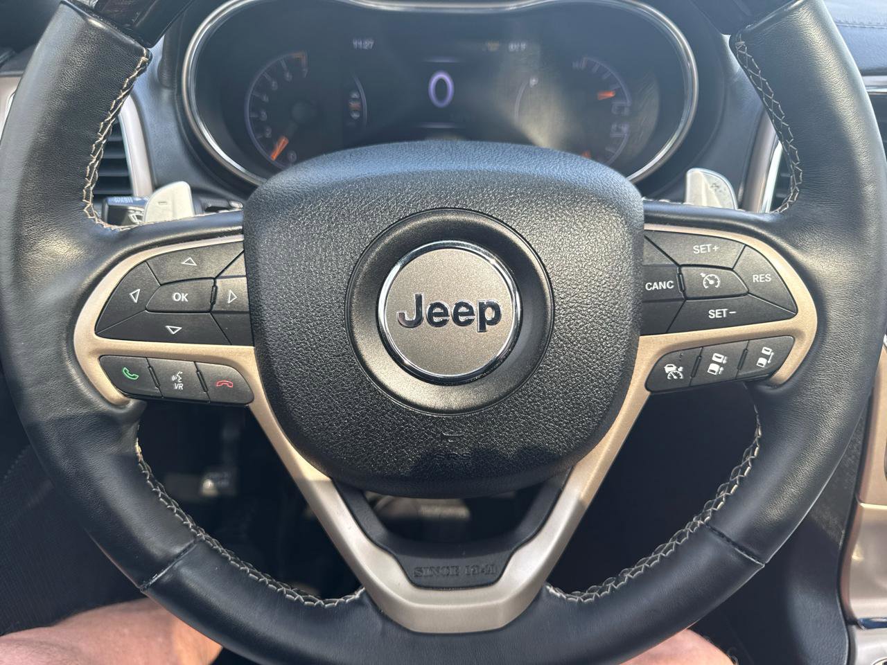 Used 2016 Jeep Grand Cherokee Overland w/ Advanced Technology Group AWD/4WD image 15