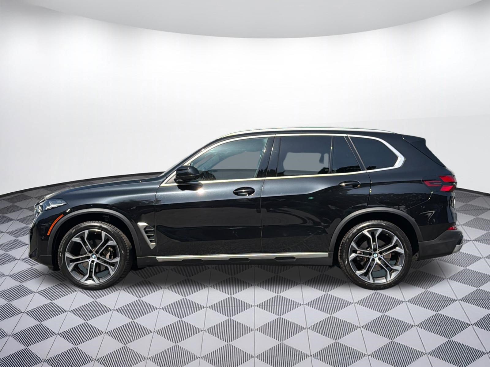 Used 2024 BMW X5 sDrive40i w/ Parking Assistance Package RWD image 2