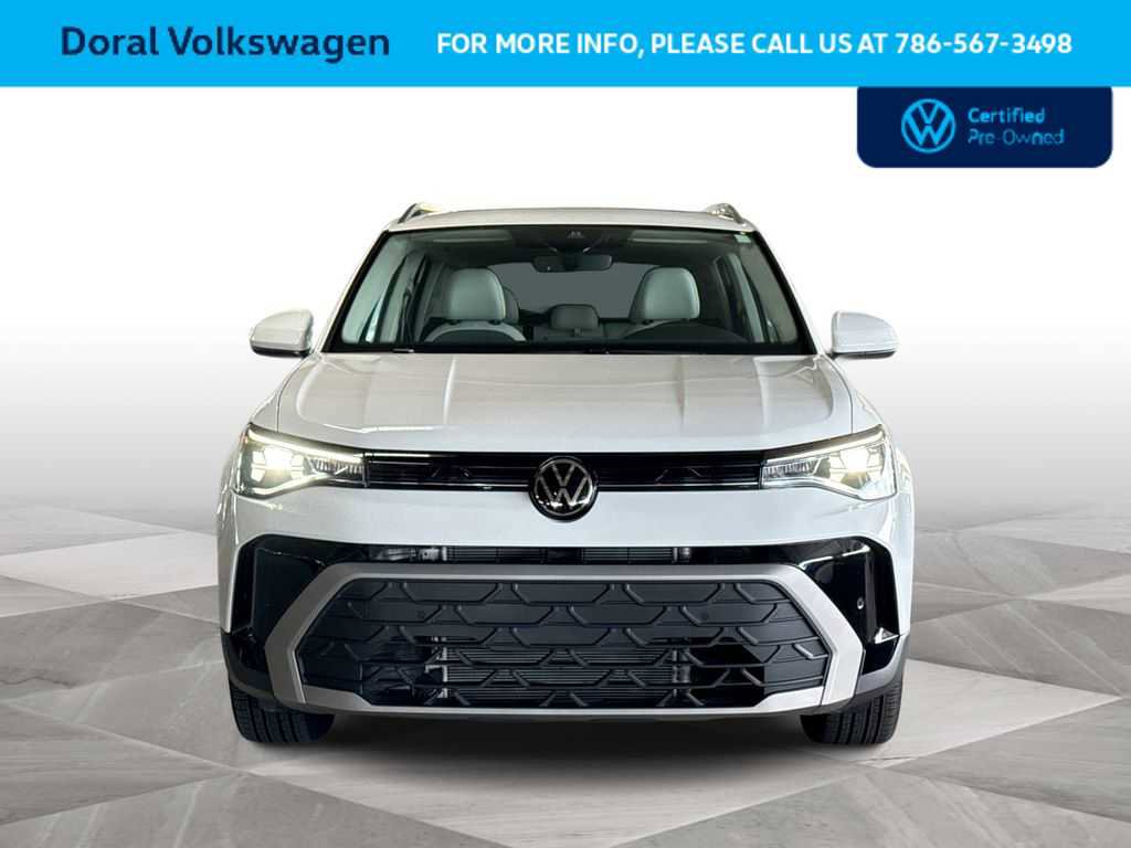 Used 2025 Volkswagen Taos SE FWD image 3