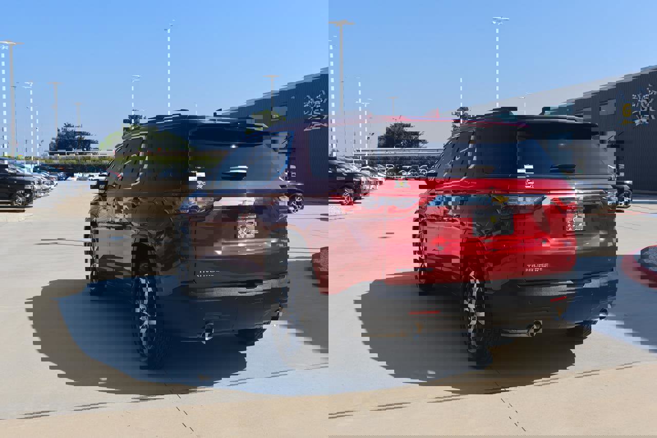 Used 2019 Chevrolet Traverse LT w/ LT Premium Package image 3