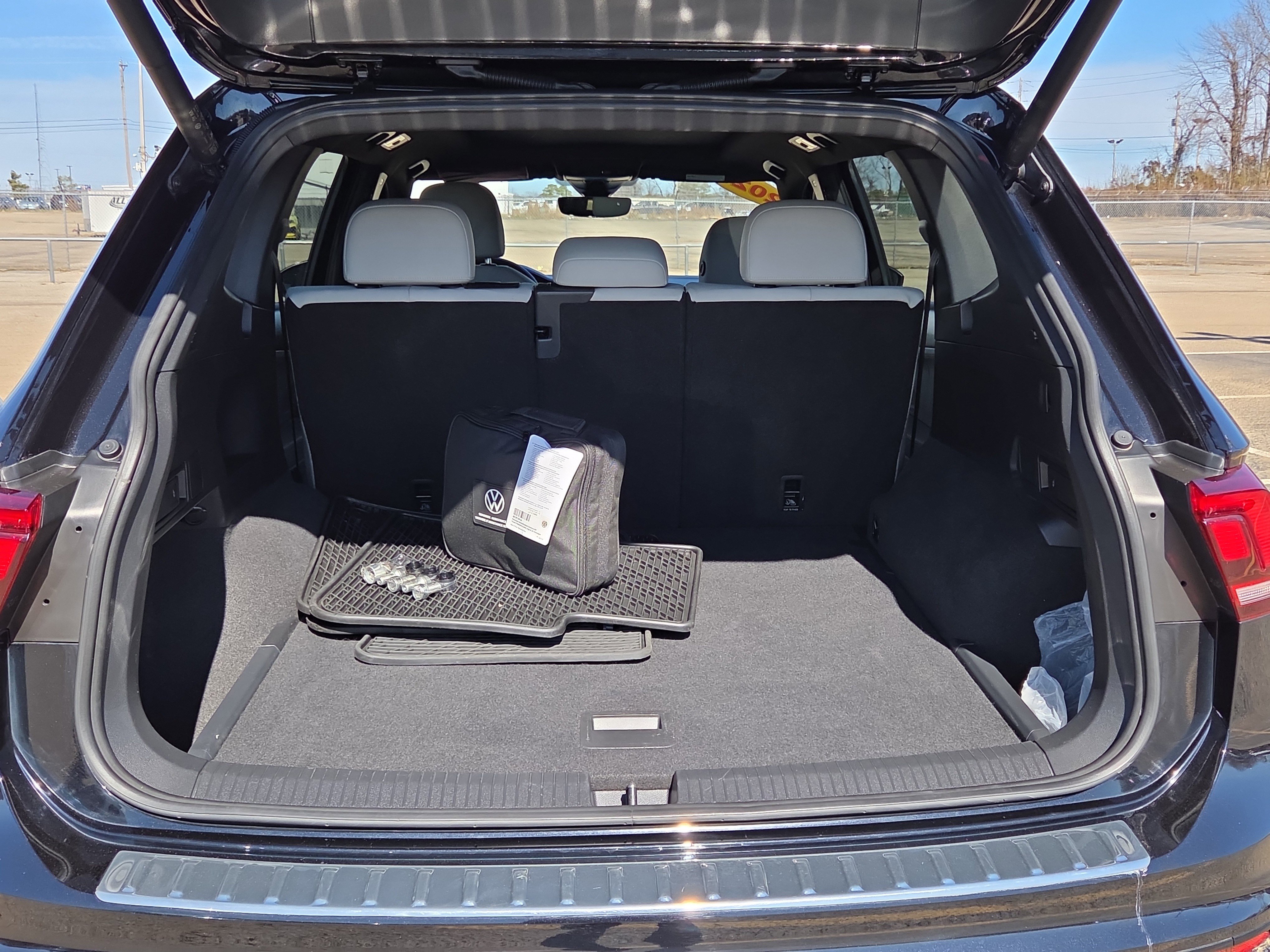 Used 2022 Volkswagen Tiguan SE R-Line image 8