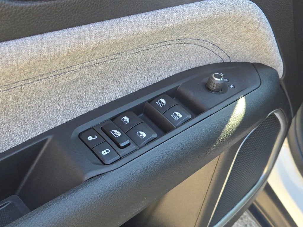 New 2026 Jeep Compass Latitude image 21