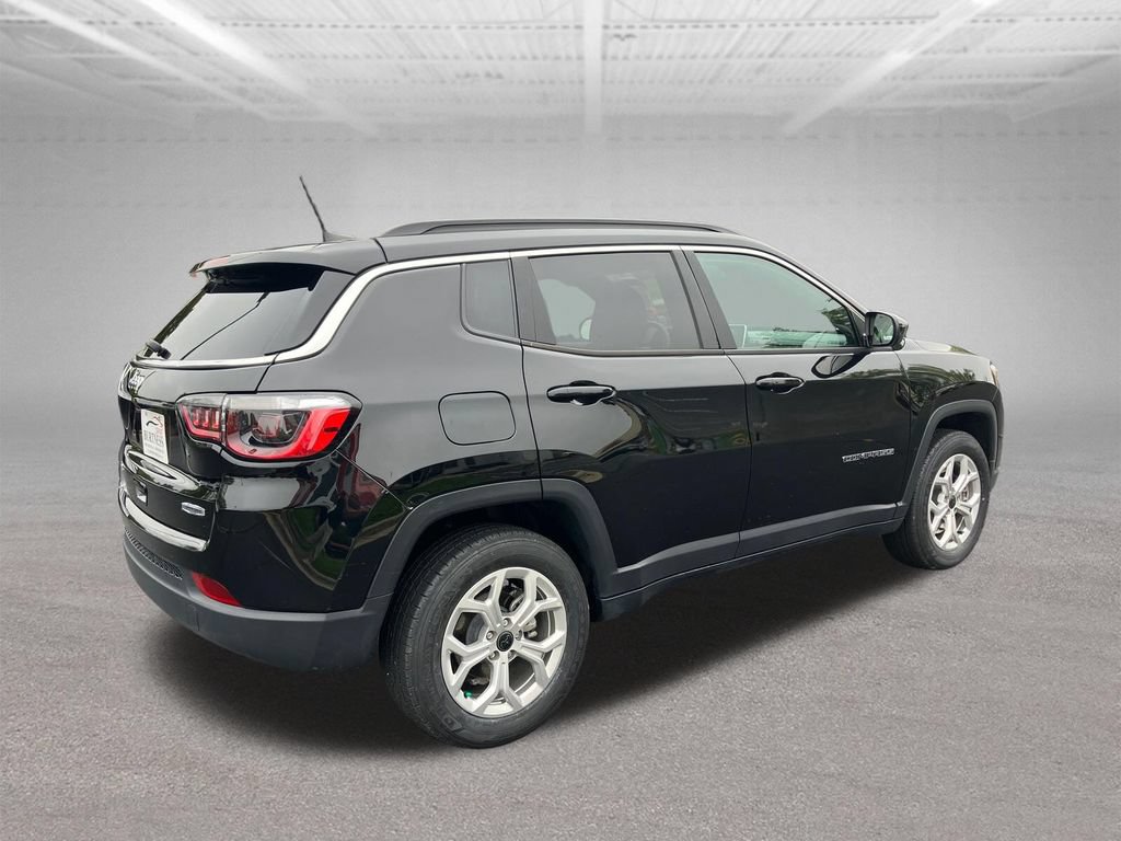 Used 2025 Jeep Compass Latitude w/ Sun & Sound Group AWD/4WD image 6