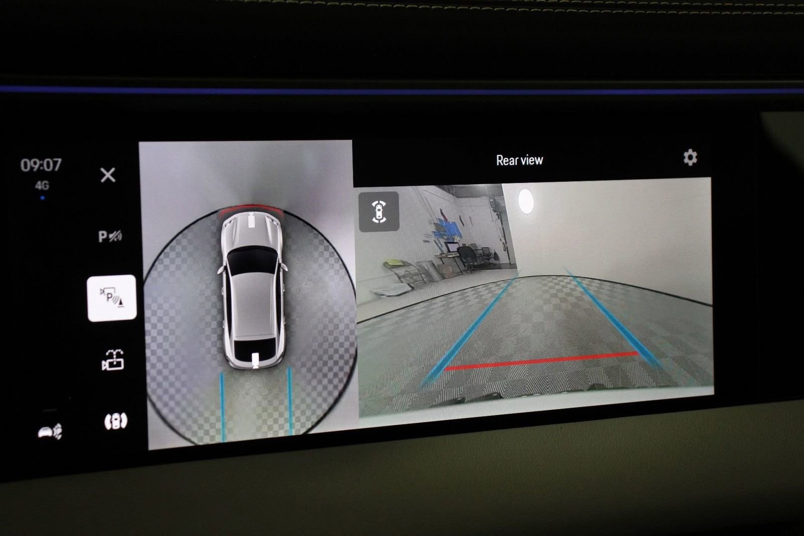 Certified 2025 Porsche Macan Electric image 17