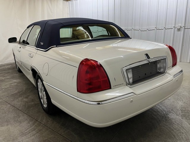 Used 2005 Lincoln Town Car Signature Limited image 9