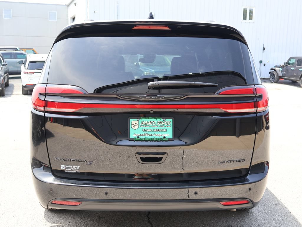 Used 2025 Chrysler Pacifica Limited FWD image 4