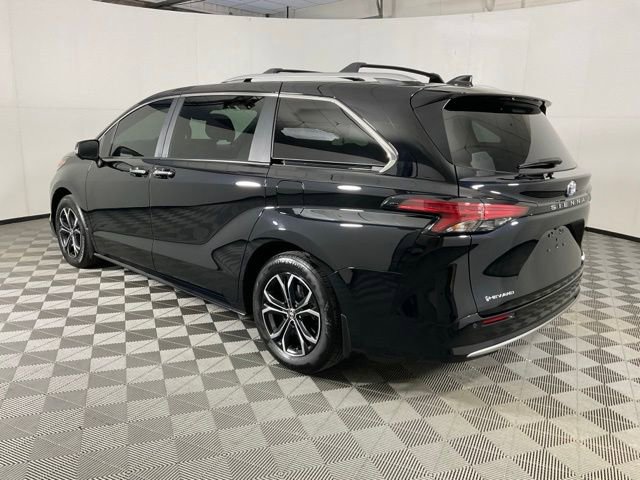 Used 2025 Toyota Sienna Platinum AWD/4WD image 4