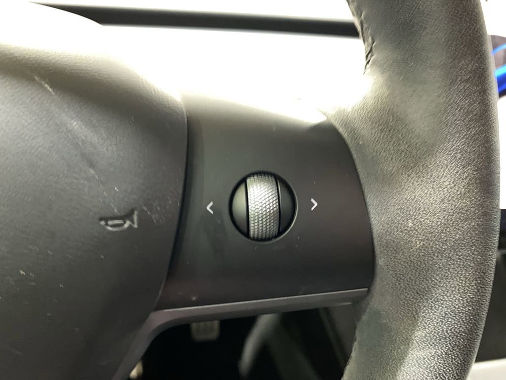 Used 2023 Tesla Model Y Performance image 12
