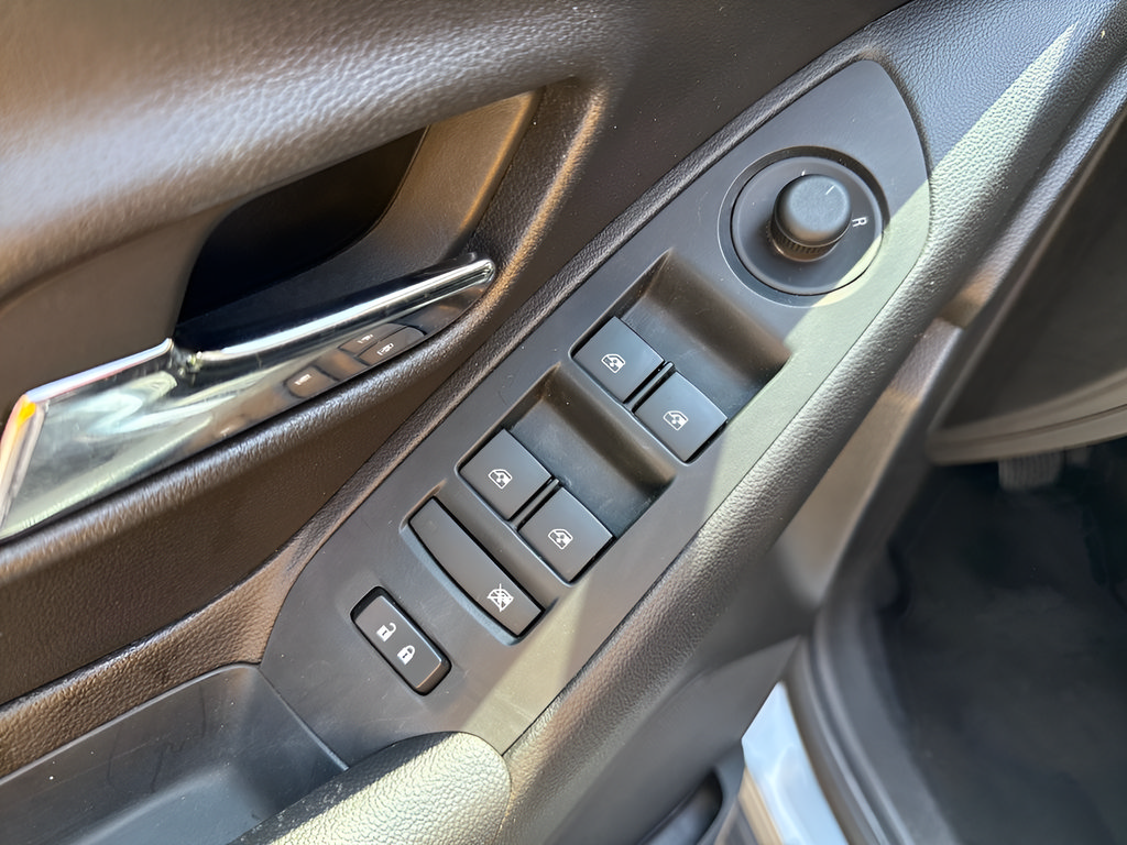 Used 2019 Chevrolet Trax LT w/ LT Convenience Package AWD/4WD image 19