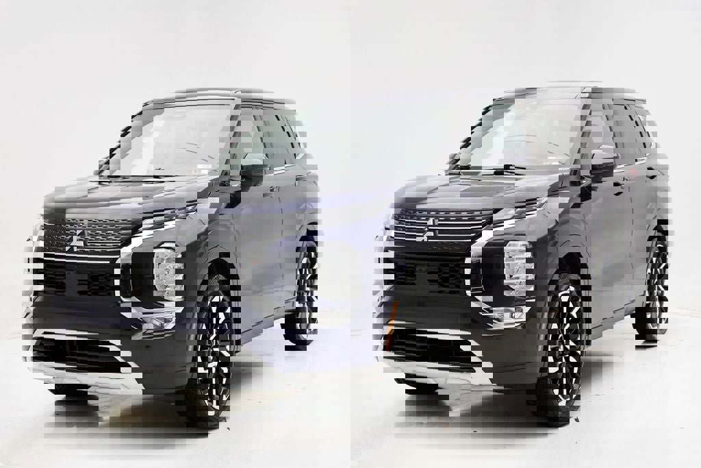 Used 2022 Mitsubishi Outlander SE image 2