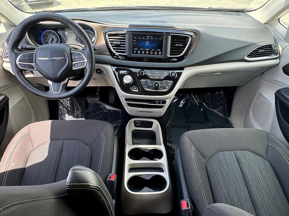 Used 2020 Chrysler Voyager L image 27