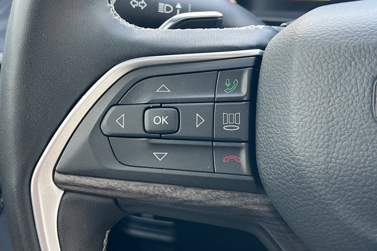 Used 2024 Jeep Grand Cherokee Limited RWD image 32
