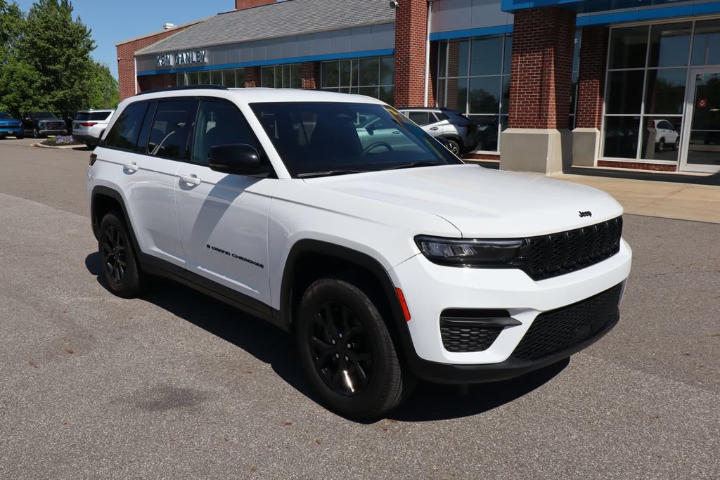 Used 2024 Jeep Grand Cherokee Altitude AWD/4WD image 4