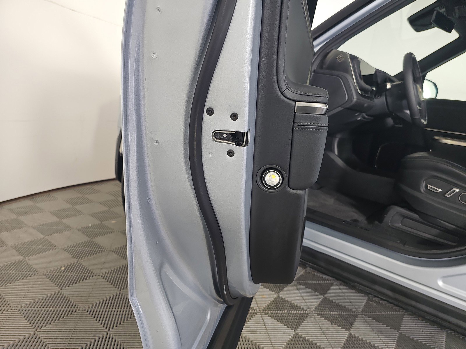 Used 2025 Rivian R1S Adventure AWD/4WD image 30