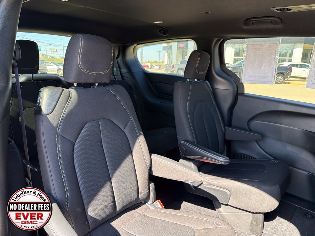 Used 2024 Chrysler Pacifica Touring FWD image 5