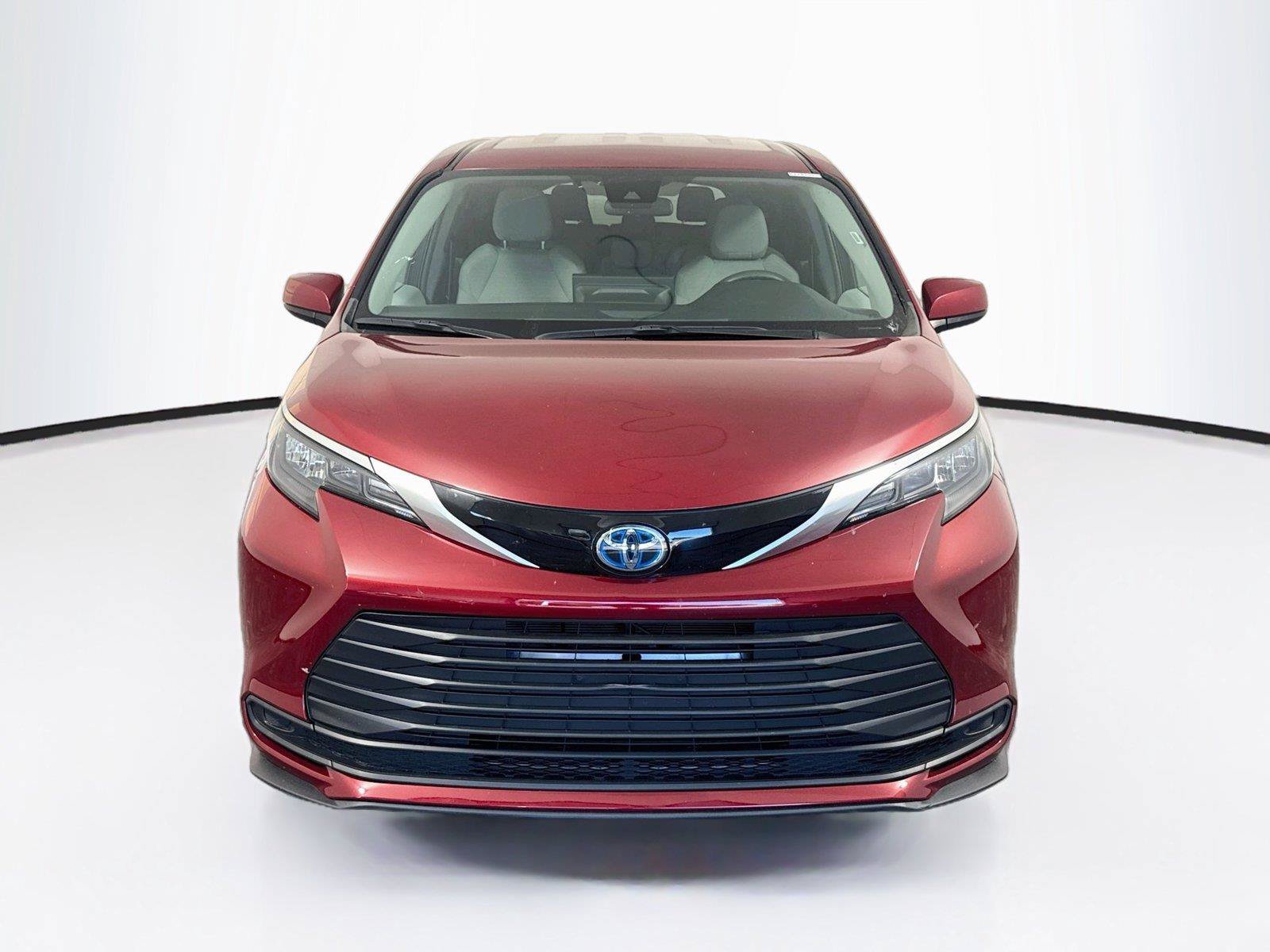 Used 2025 Toyota Sienna LE FWD image 9