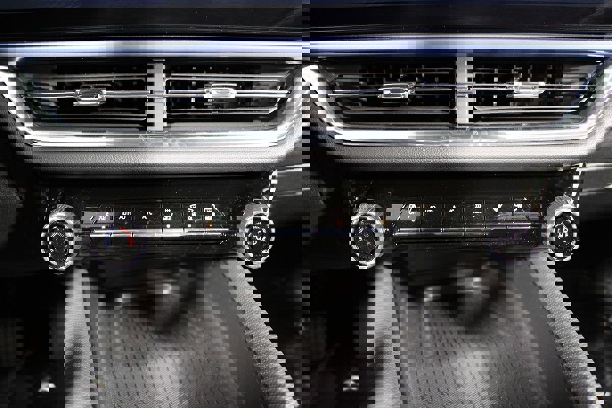 Used 2024 Chevrolet Equinox EV LT image 17