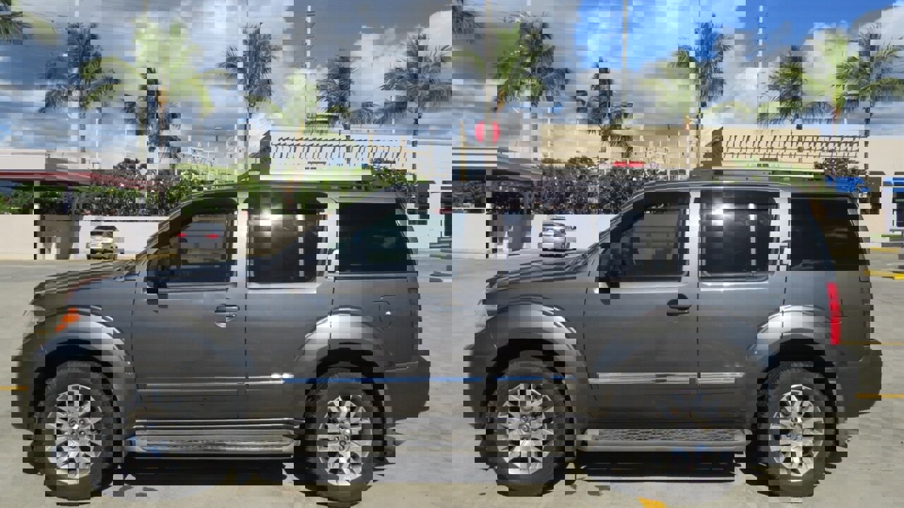 Used 2008 Nissan Pathfinder LE image 2