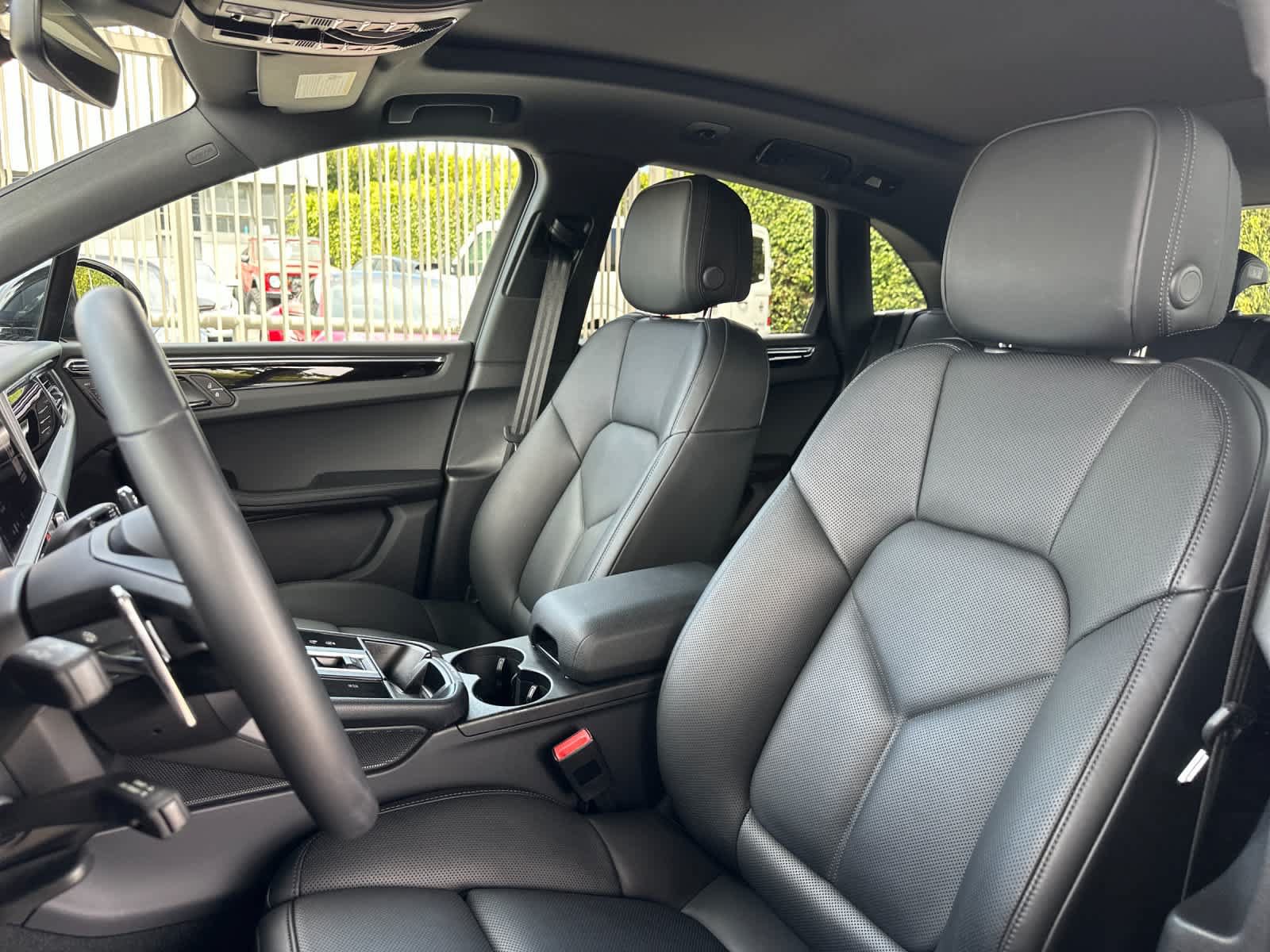 Used 2026 Porsche Macan AWD/4WD image 5