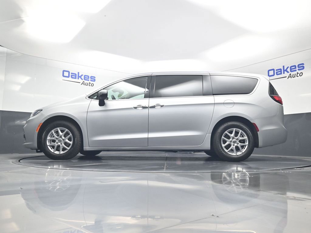 Used 2023 Chrysler Pacifica Touring-L FWD image 41
