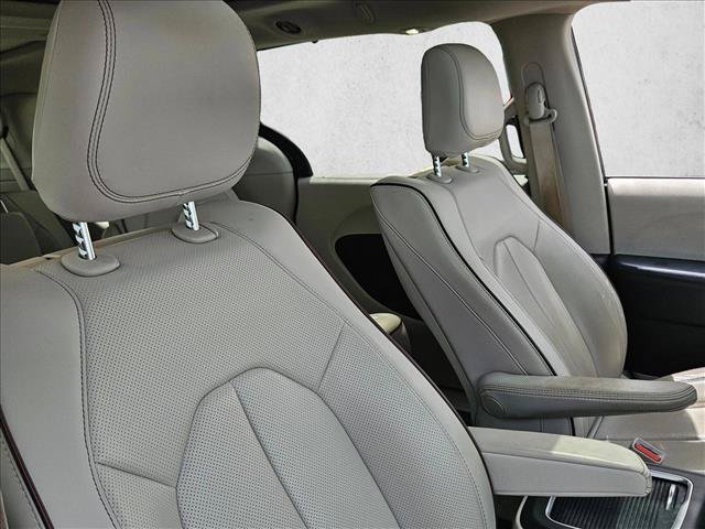 Used 2019 Chrysler Pacifica Limited w/ Tire & Wheel Group FWD image 19