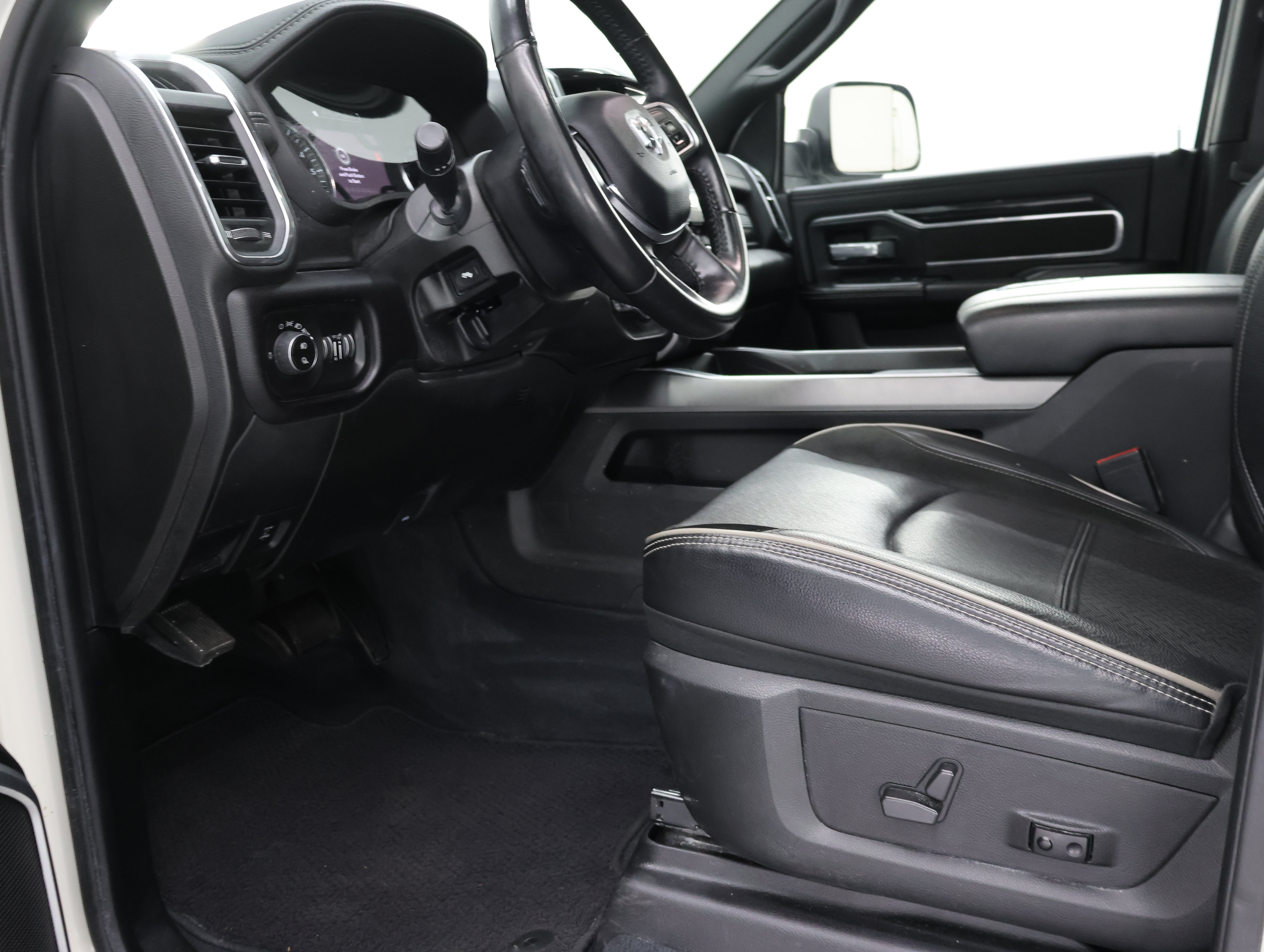 Used 2022 RAM 2500 Laramie w/ Night Edition AWD/4WD image 7
