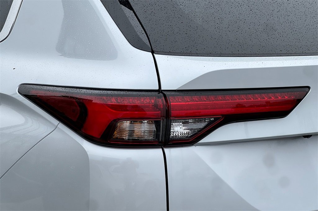 New 2025 Mitsubishi Outlander SE image 28