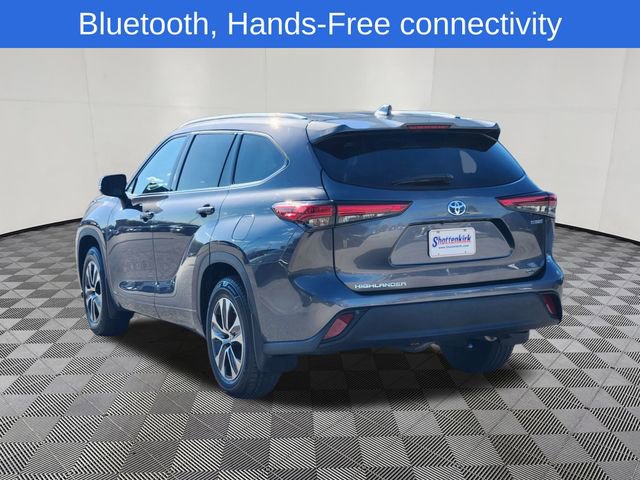 Used 2022 Toyota Highlander XLE AWD/4WD image 3