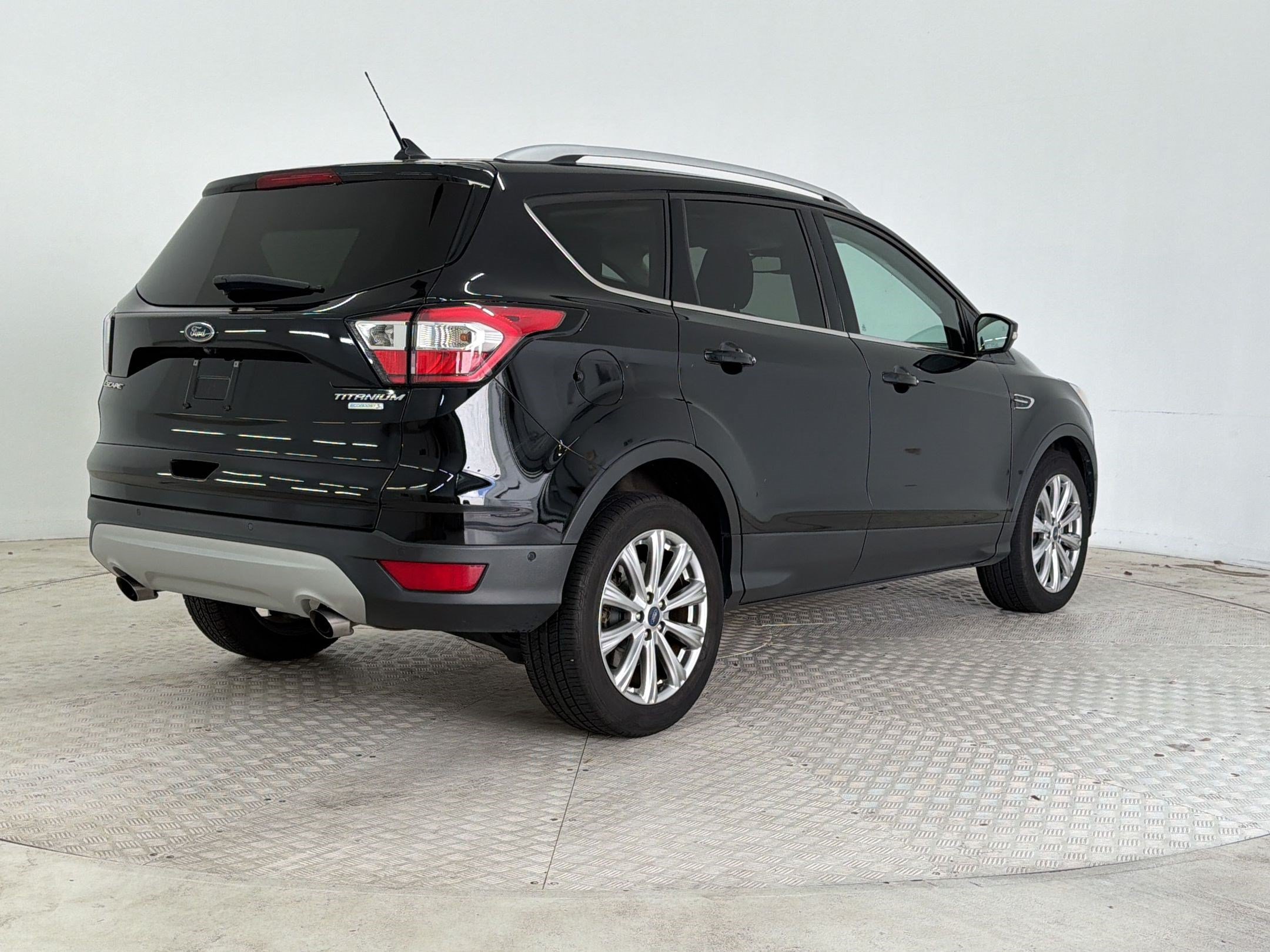 Used 2018 Ford Escape Titanium w/ Ford Safe & Smart Package FWD image 9