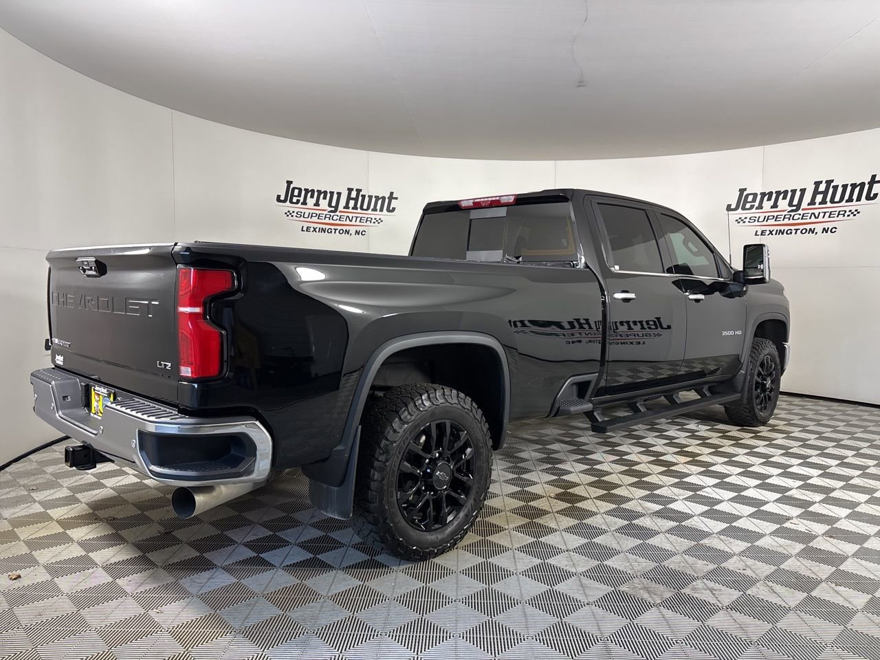 Used 2025 Chevrolet Silverado 3500 LTZ w/ LTZ Premium Package image 4