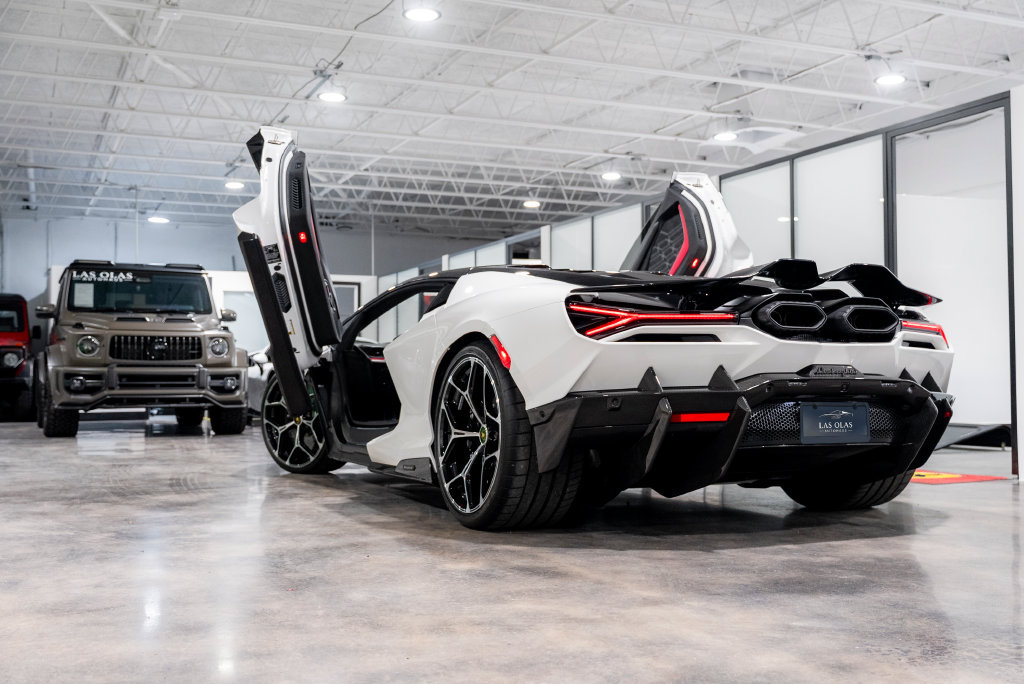 Used 2025 Lamborghini Revuelto AWD/4WD image 28