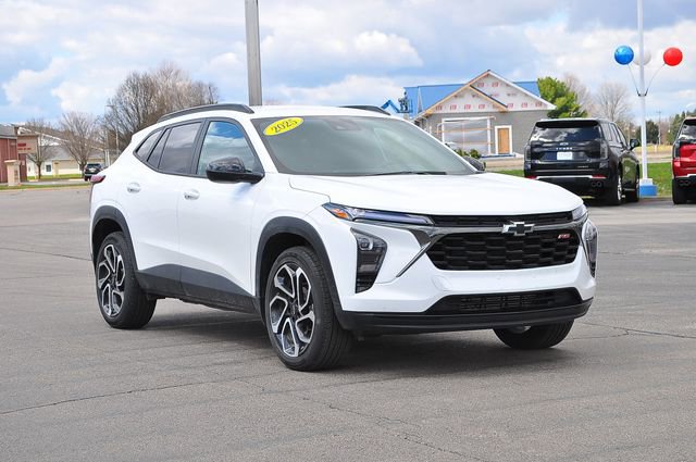 Used 2025 Chevrolet Trax RS w/ Driver Confidence Package image 1