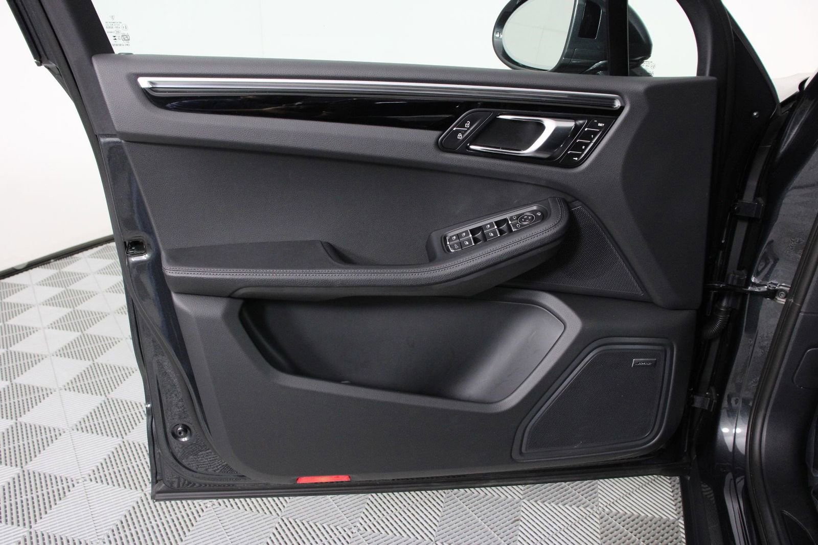 Certified 2025 Porsche Macan AWD/4WD image 20